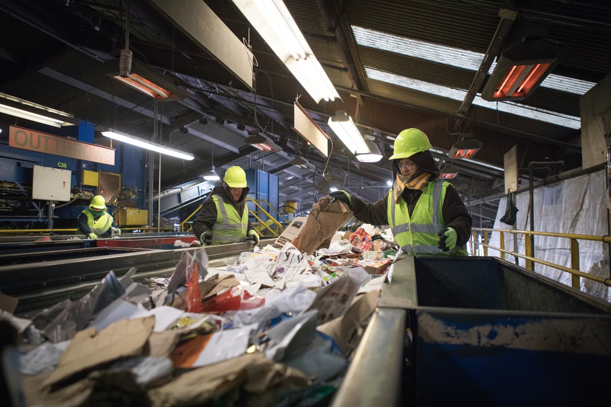 Kiinan lopetettua yhdysvaltalaisten kierrätysmateriaalin ostamisen useita tonneja kierrätyspaperia jouduttiin viemään USA:ssa kaatopaikalle.