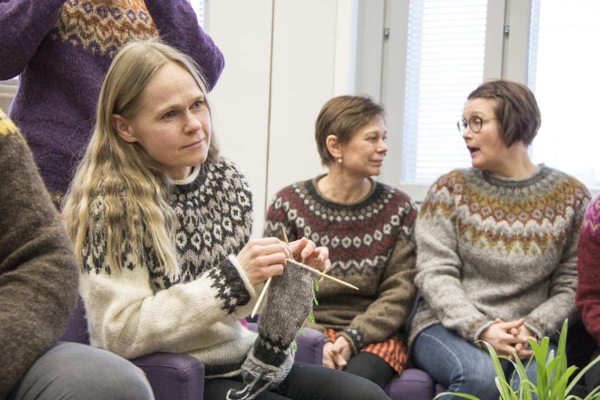 Satu Juurikainen neuloo villapaitaa