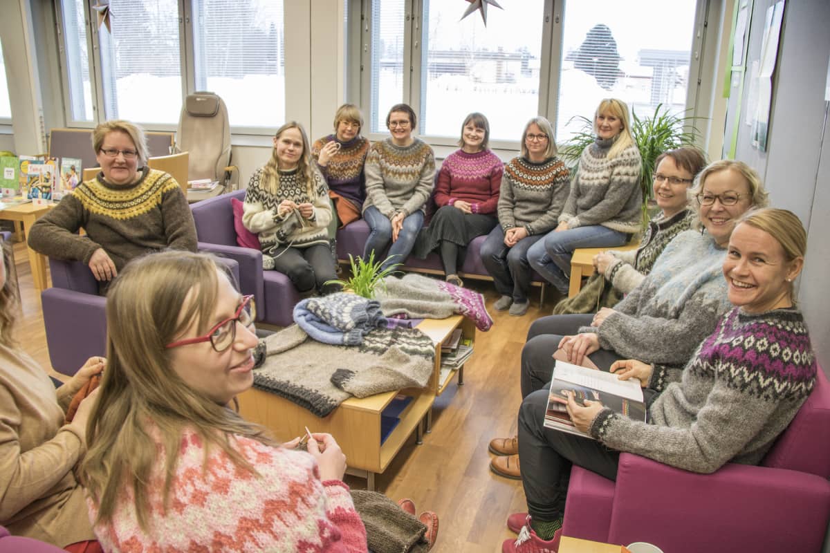 Opettajia opettajienhuoneen sohvilla villapaidat yllään