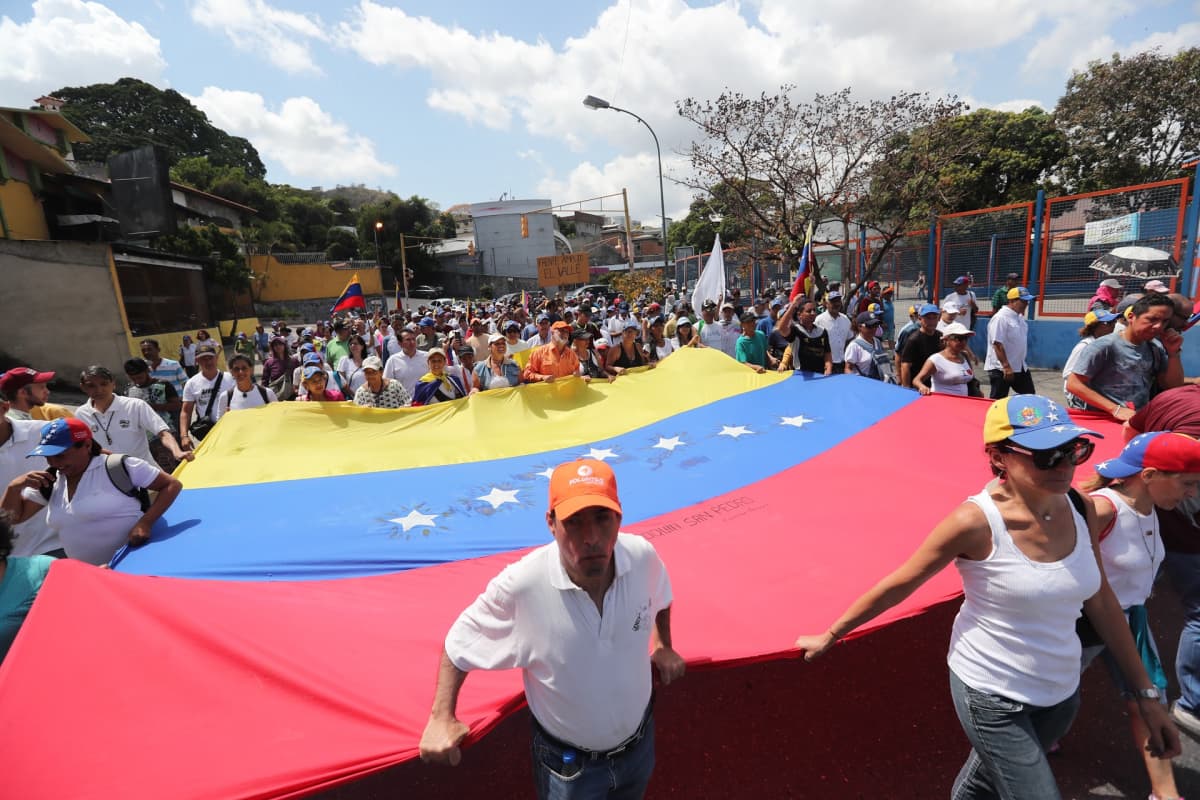 Caracasissa kokoonnuttiin mielenosoitukseen Juan Guaidón paluuta odottaessa.
