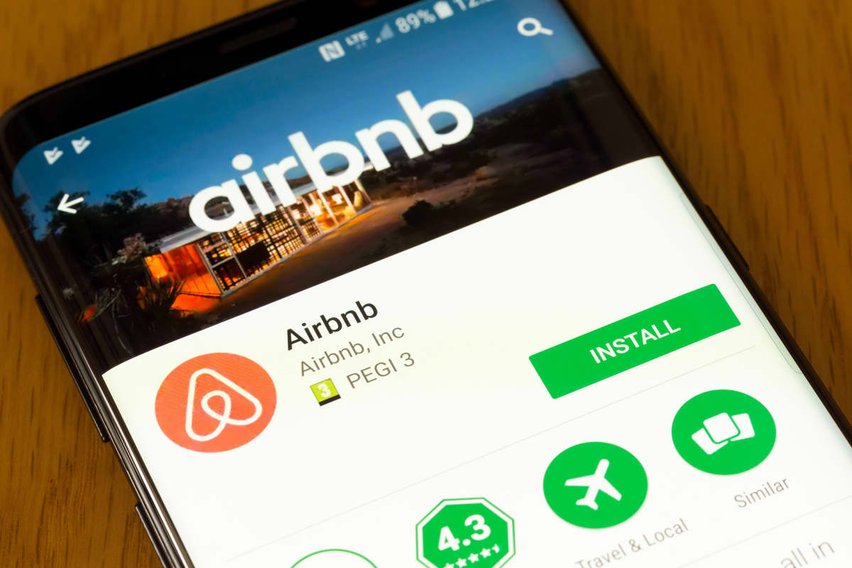 airbnb sovellus kännykässä