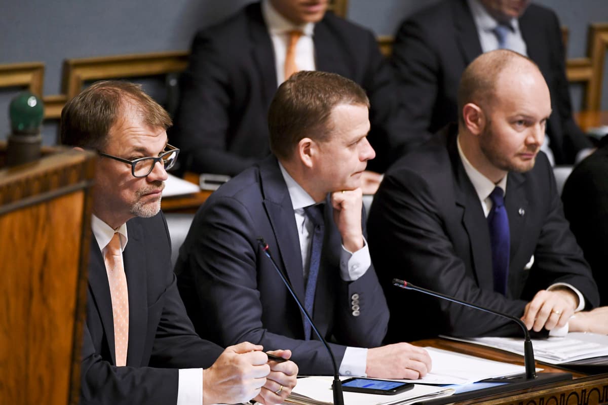 Ministeriaitiossa, pääministeri Juha Sipilä (vas.), valtiovarainministeri Petteri Orpo ja eurooppa-, kulttuuri- ja urheiluministeri Sampo Terho eduskunnan suullisella kyselytunnilla Helsingissä 14. helmikuuta.