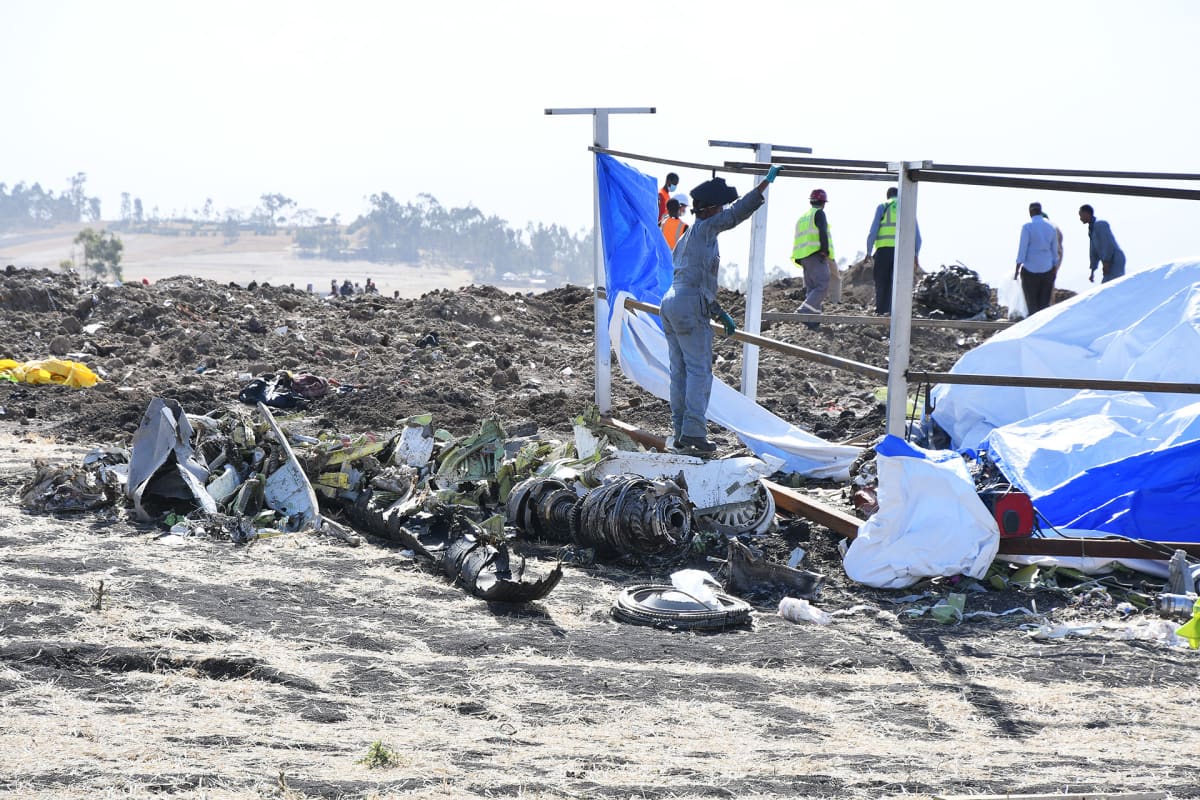 Pelastustyöntekijöitä Ethiopia Airlinesin koneen maahansyöksypaikalla.