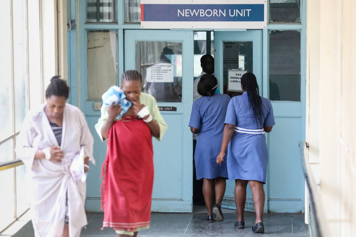 Iso tissi lesbo Squirt orgia