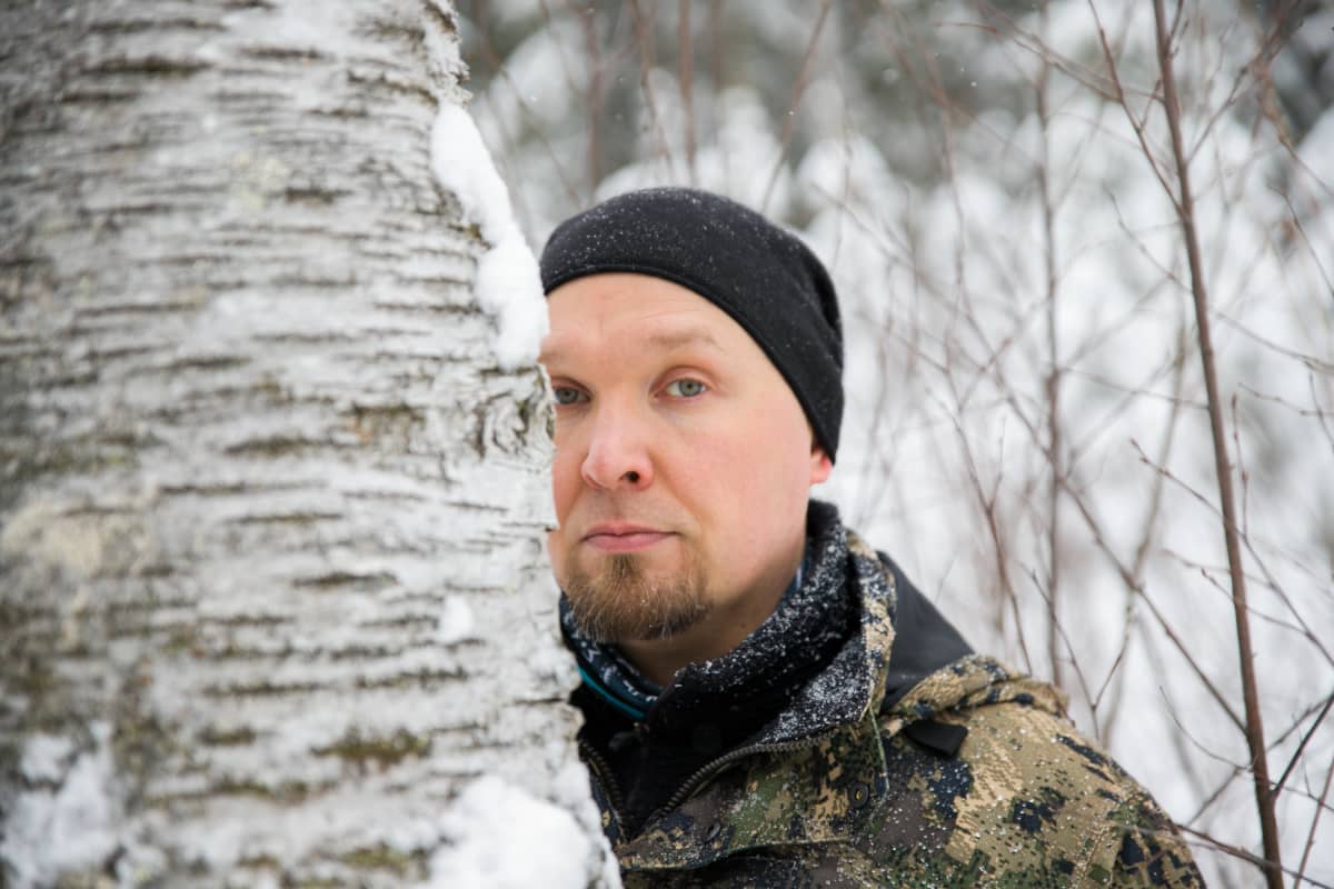 Antti Lukkarinen lahopuun äärellä Suonenjoella.