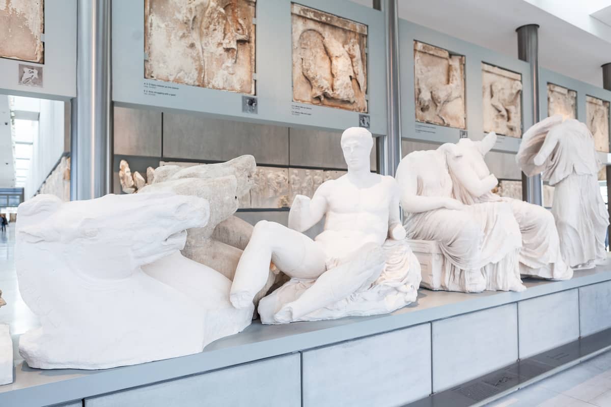 Parthenonin itäpuolen päätykolmioveistoksista iso osa on Lontoon British Museumissa.