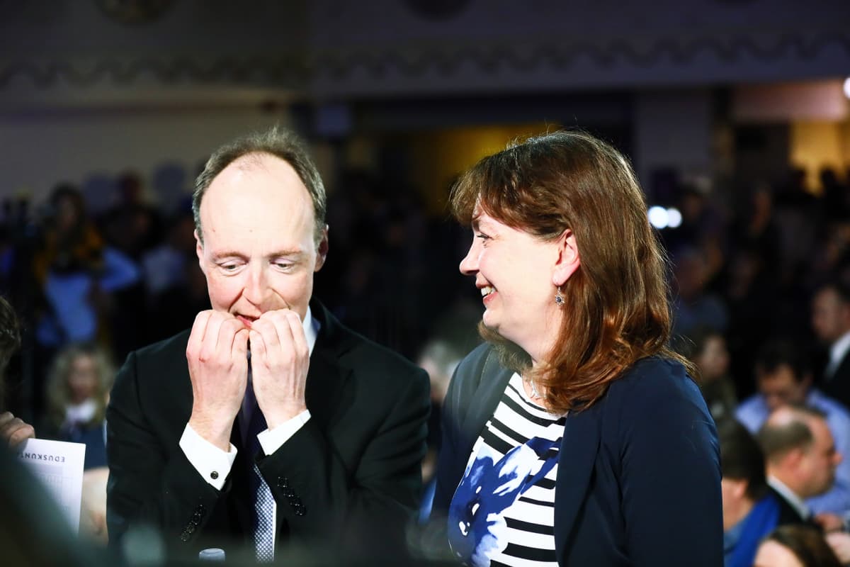 Jussi Halla-aho ja Riikka Slunga-Poutsalo jännitäävät ennakkoäänten julkistusta.
