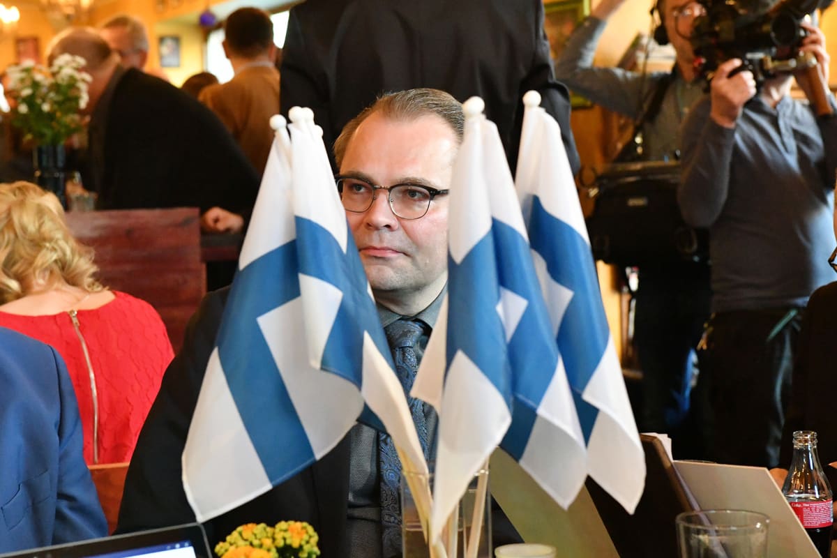Jussi Niinistö sinisten vaalivalvojaisissa Helsingissä.