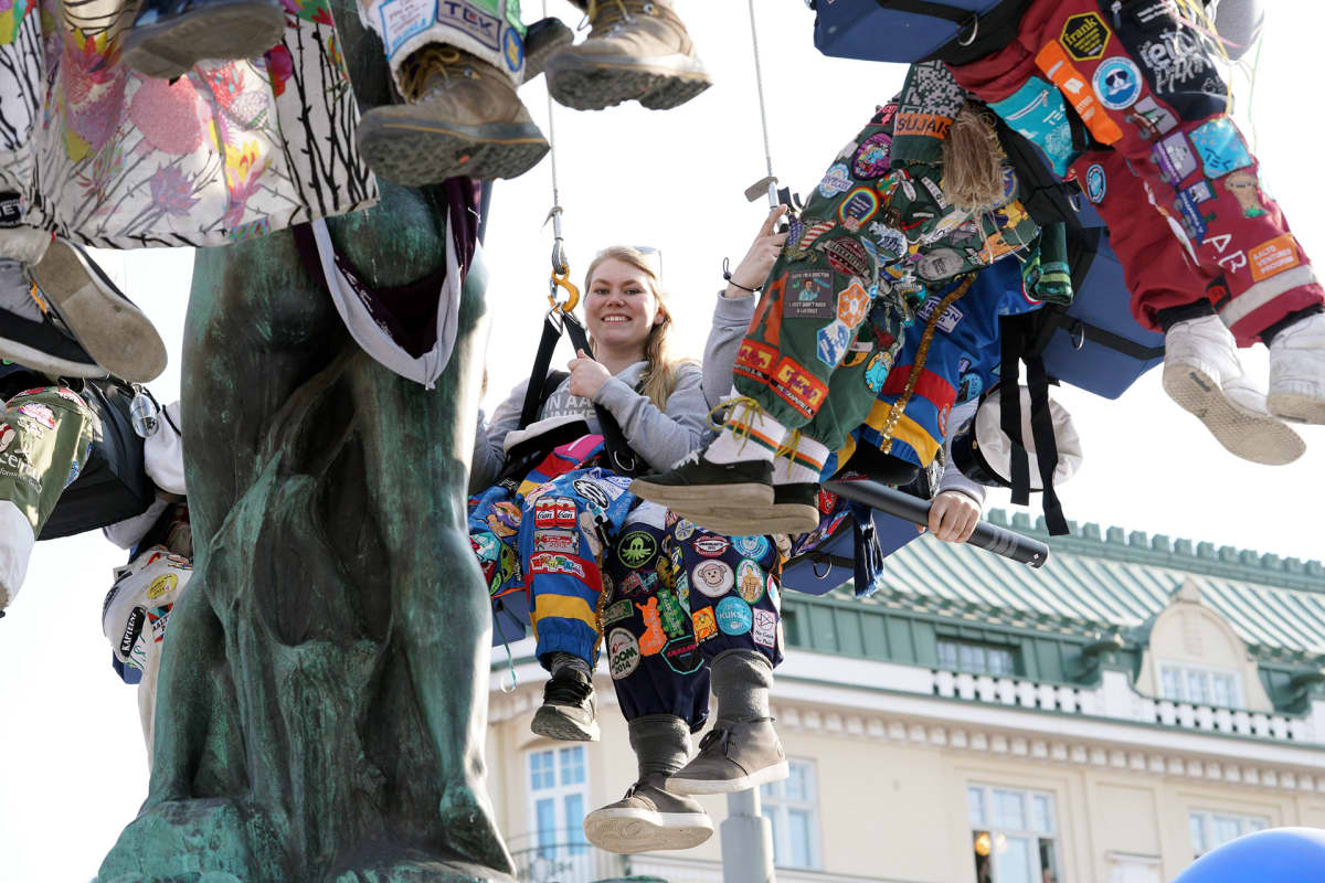 Opiskelijat pesevät Hamis Amandan patsasta Helsingissä.