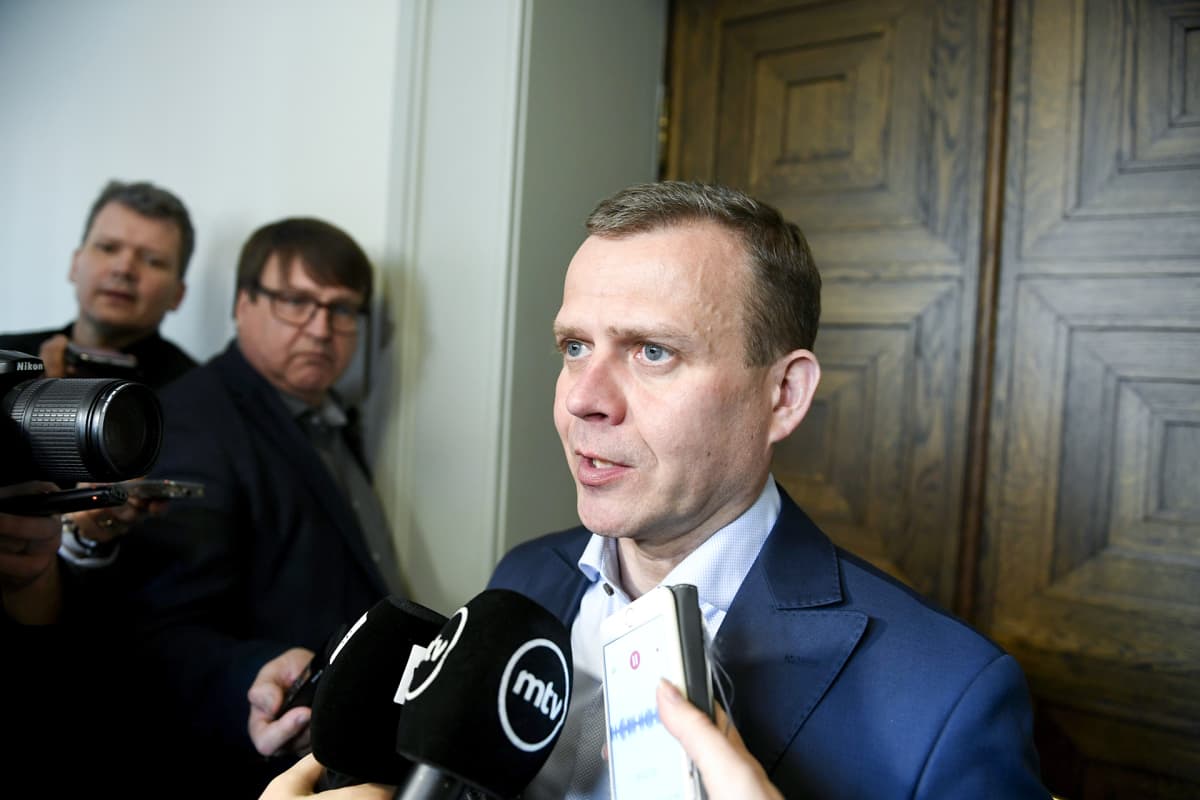 Petteri Orpo kokoomuksen eduskuntaryhmän kokouksen jälkeen Helsingissä 3. toukokuuta