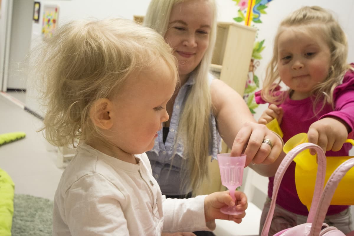 Lotta Parkkonen leikkii yhdessä lastensa Antonin ja Alissan kanssa.
