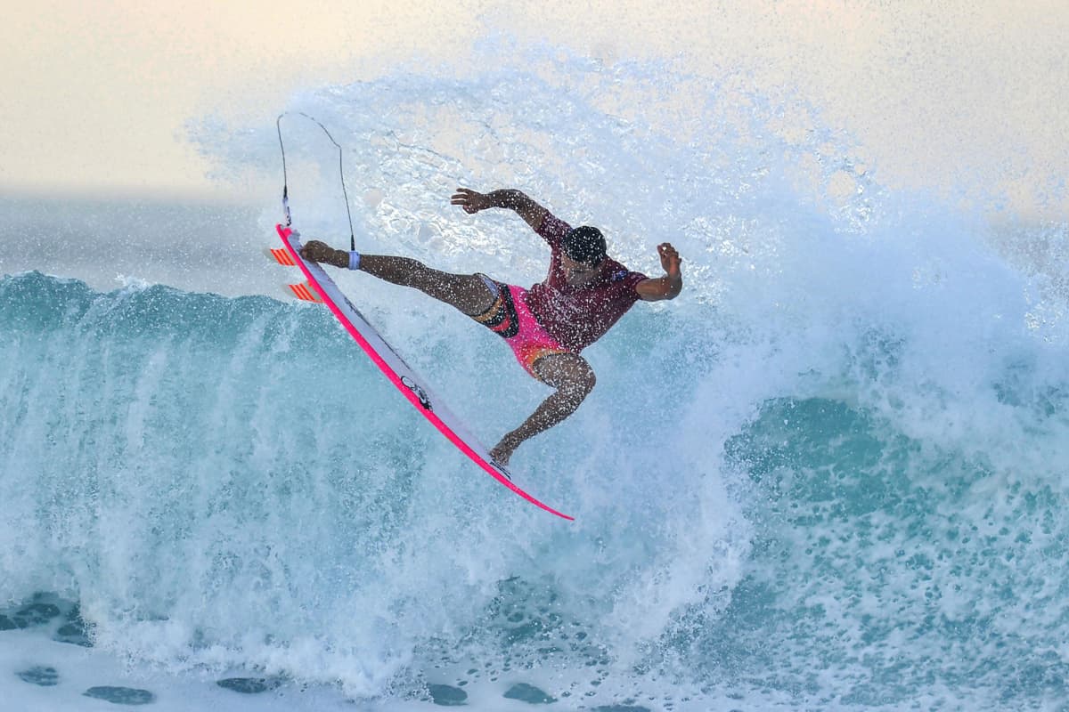 Australialainen Julian Wilson World Surf -liigan mestaruuskilpailuiden kiertueen tapahtumassa Balilla 13. toukokuuta.