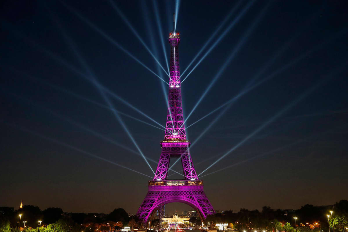 Eiffel-torni valaistuna.