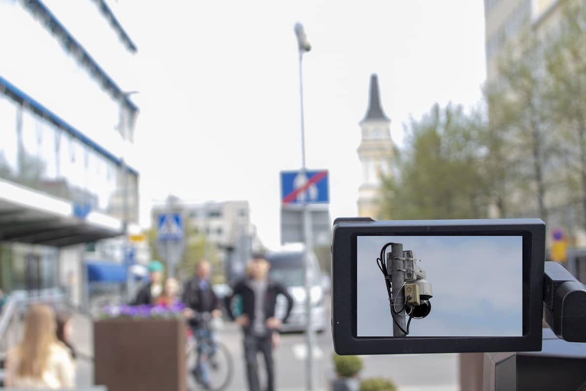 Videovalvontaa Oulun keskustassa.