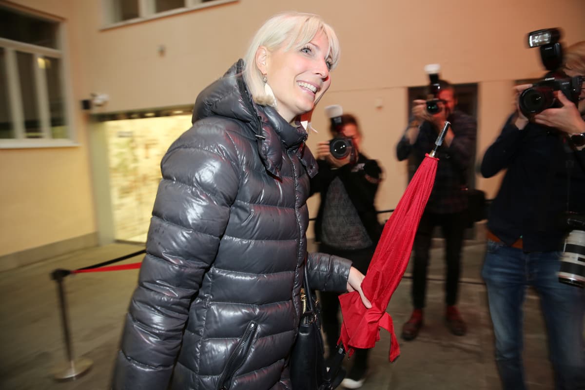 Perussuomalaisten Laura Huhtasaari saapumassa vaalivalvojaisiin.