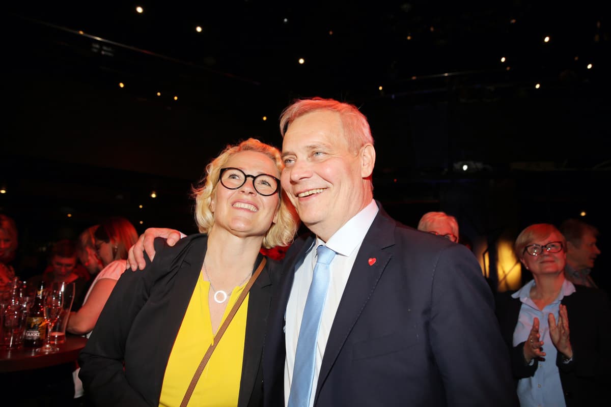 Miapetra Kumpula-Natri ja Antti Rinne SDP:n vaalivalvojaisissa Helsingissä.