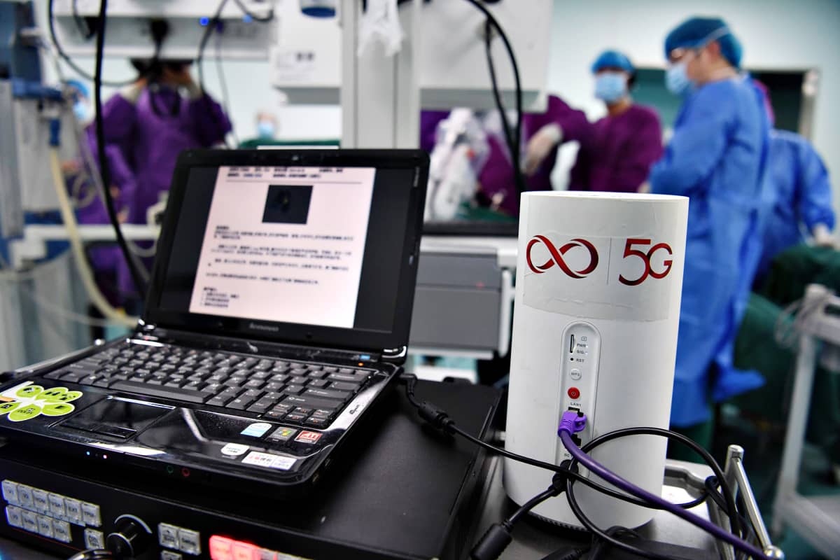 5G -teknologiaa hyödynnettään leikkaussalissa.