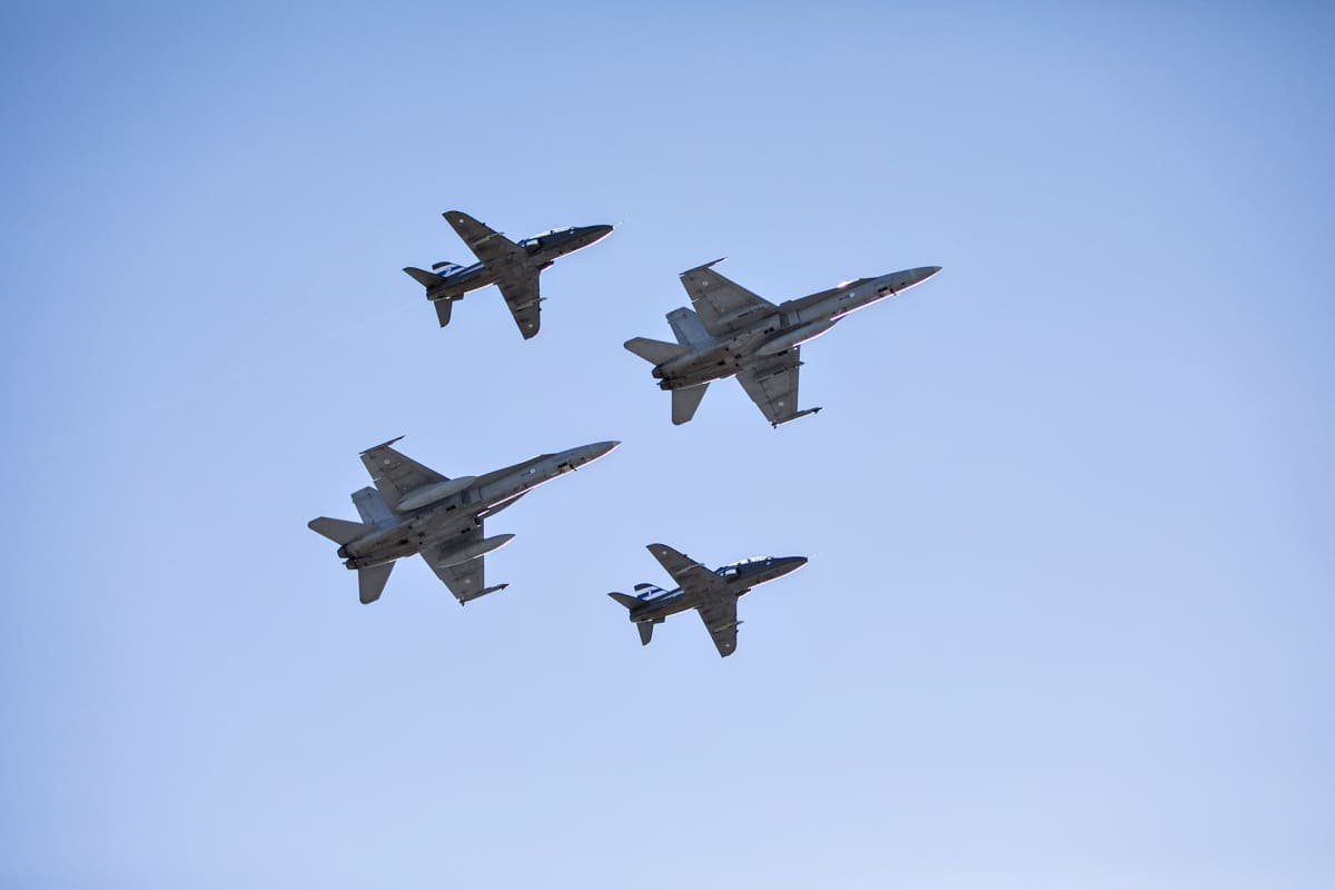 Kuvassa kaksi F/A-18 Hornet -monitoimihävittäjää ja kaksi Hawk-suihkuharjoituskonetta Tikkakosken varuskunnan taivaalla 1. huhtikuuta 2019.