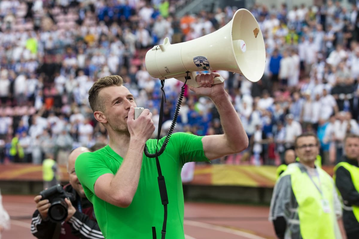 Lukas Hradecky.