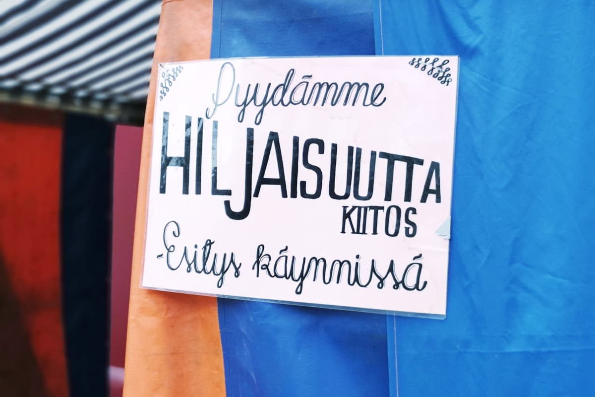 Hiljaisuus-kyltti kinoteltan seinällä Sodankylän elokuvajuhlilla.