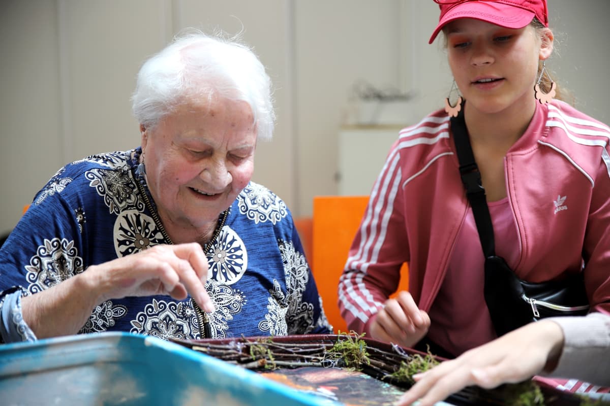 90-vuotias nainen ja 12-vuotias tyttö.
