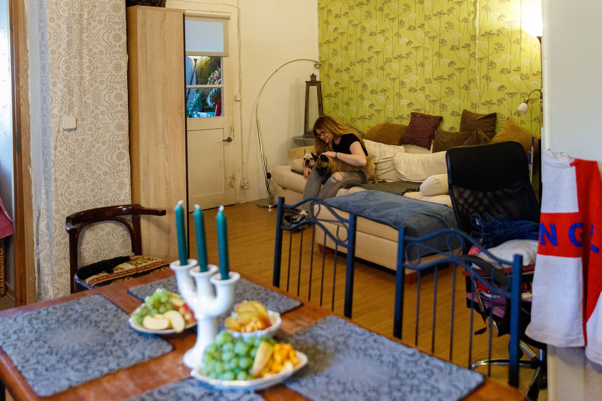 Dagnyn koti Rakveressa on pieni kaksio vanhan kivitalon ensimmäisessä kerroksessa.