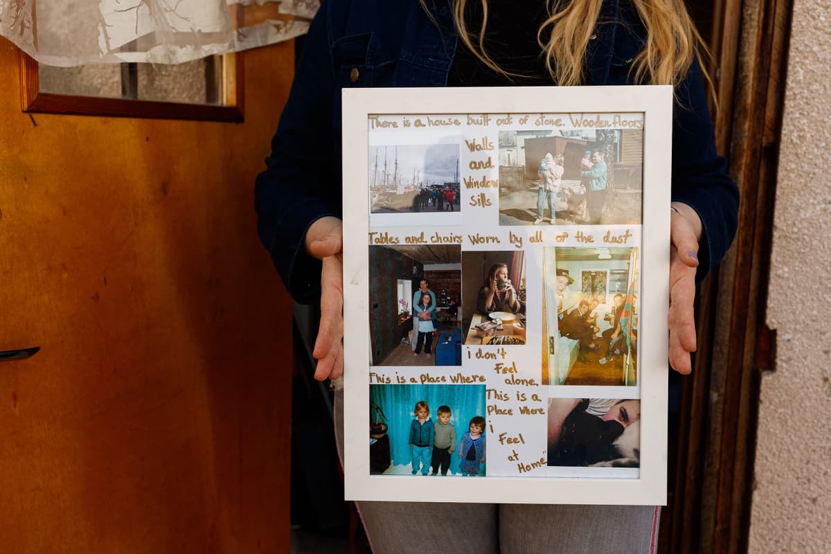 Dagny on koonnut valokuvatauluun muistoja muun muassa isovanhemmistaan, vanhemmistaan ja lapsuudenkavereistaan. "Tämä on paikka, jossa tunnen olevani kotona", taulussa lukee.