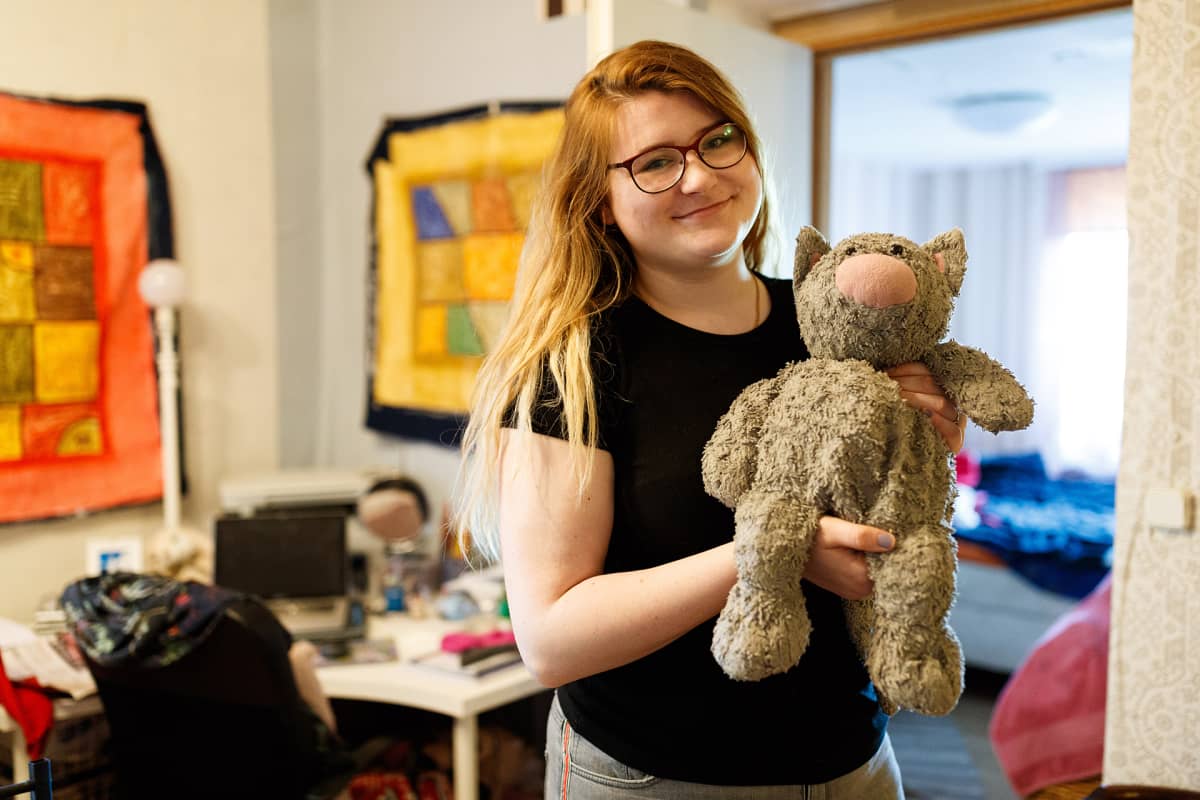 Dagnyn lapsuuden lempipehmolelu on nimeltään Kiisuka. Se on reissannut Dagnyn mukana lukuisia kertoja Suomesta Viroon ja takaisin.