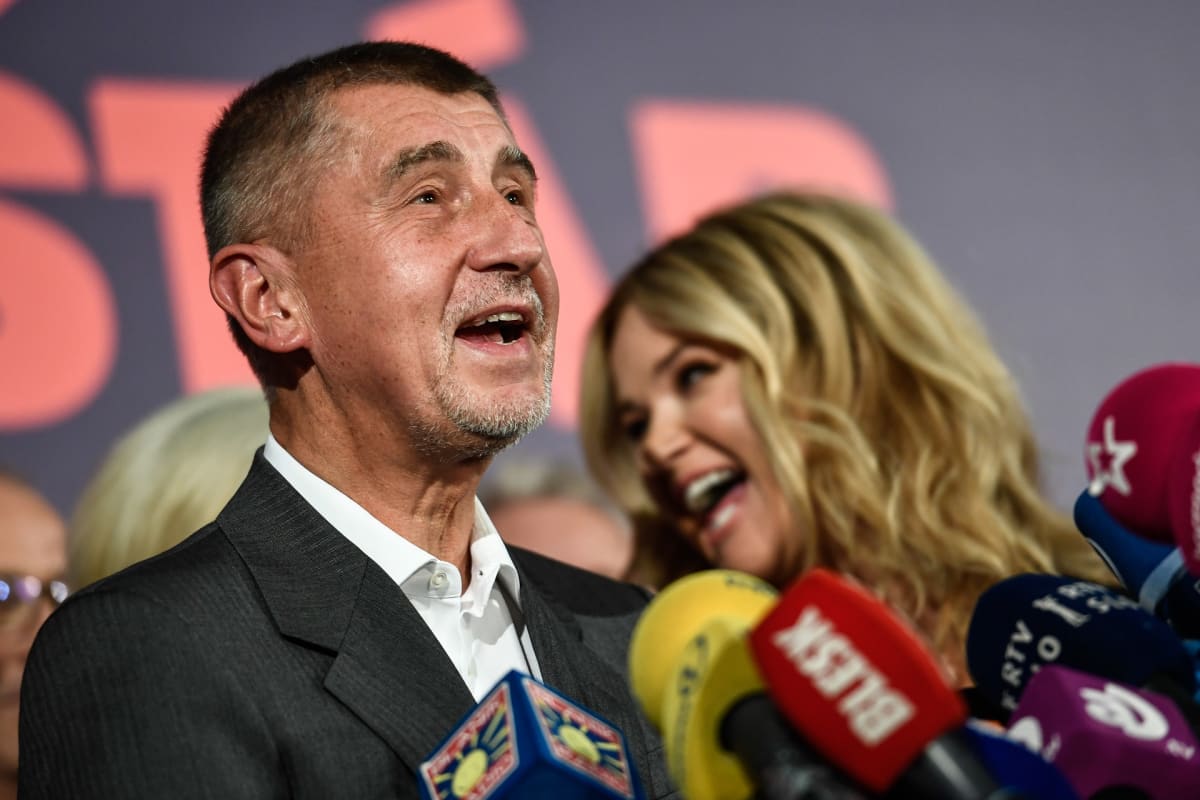 Babiš ihasteli vaalitulosta lokakuussa 2017. Vierellä puoliso Monika.