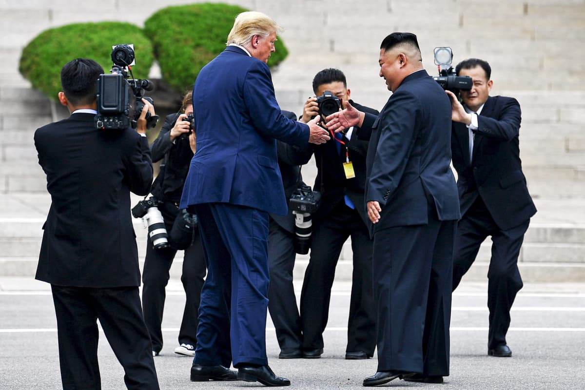 Donald Trump ja Kim Jong-un juuri kättelemässä.