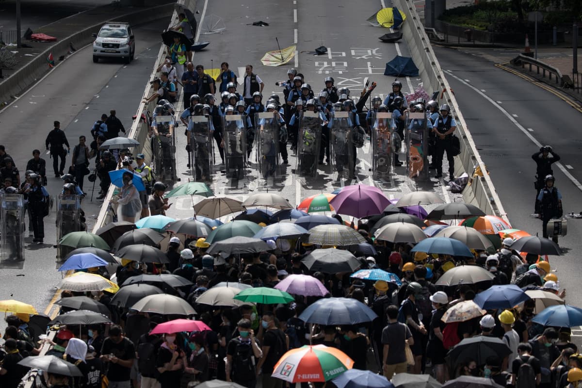 Mielenosoittajia ja poliiseja Hongkongissa 1. heinäkuuta.