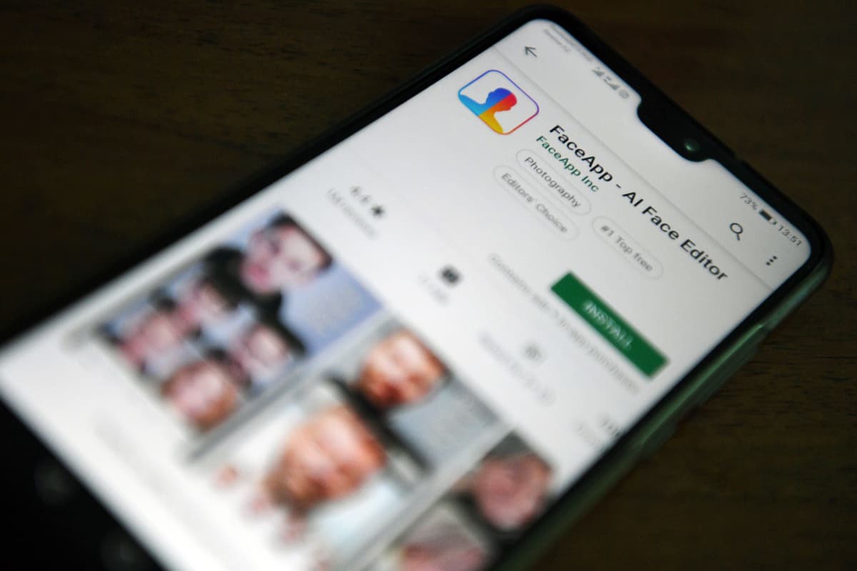 FaceApp -sovellus puhelimen näytöllä.