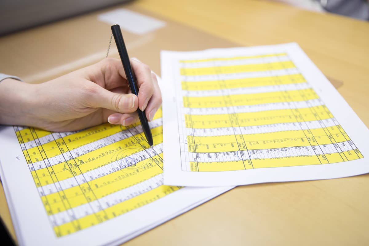 Yrityksen kirjanpitoa paperilla.