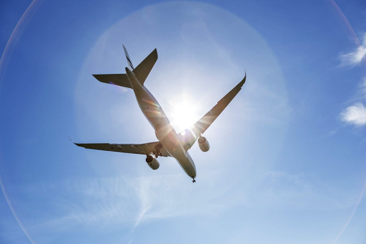 Finnairin Airbus 350 -lentokone laskeutuu Helsinki-Vantaan lentokentälle kesäpäivänä.