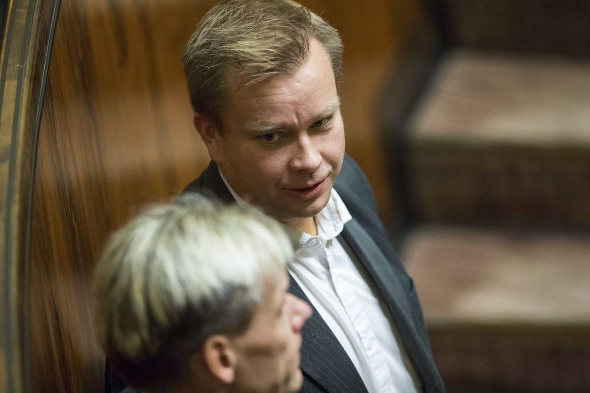 Antti Kaikkonen Eduskunnassa.