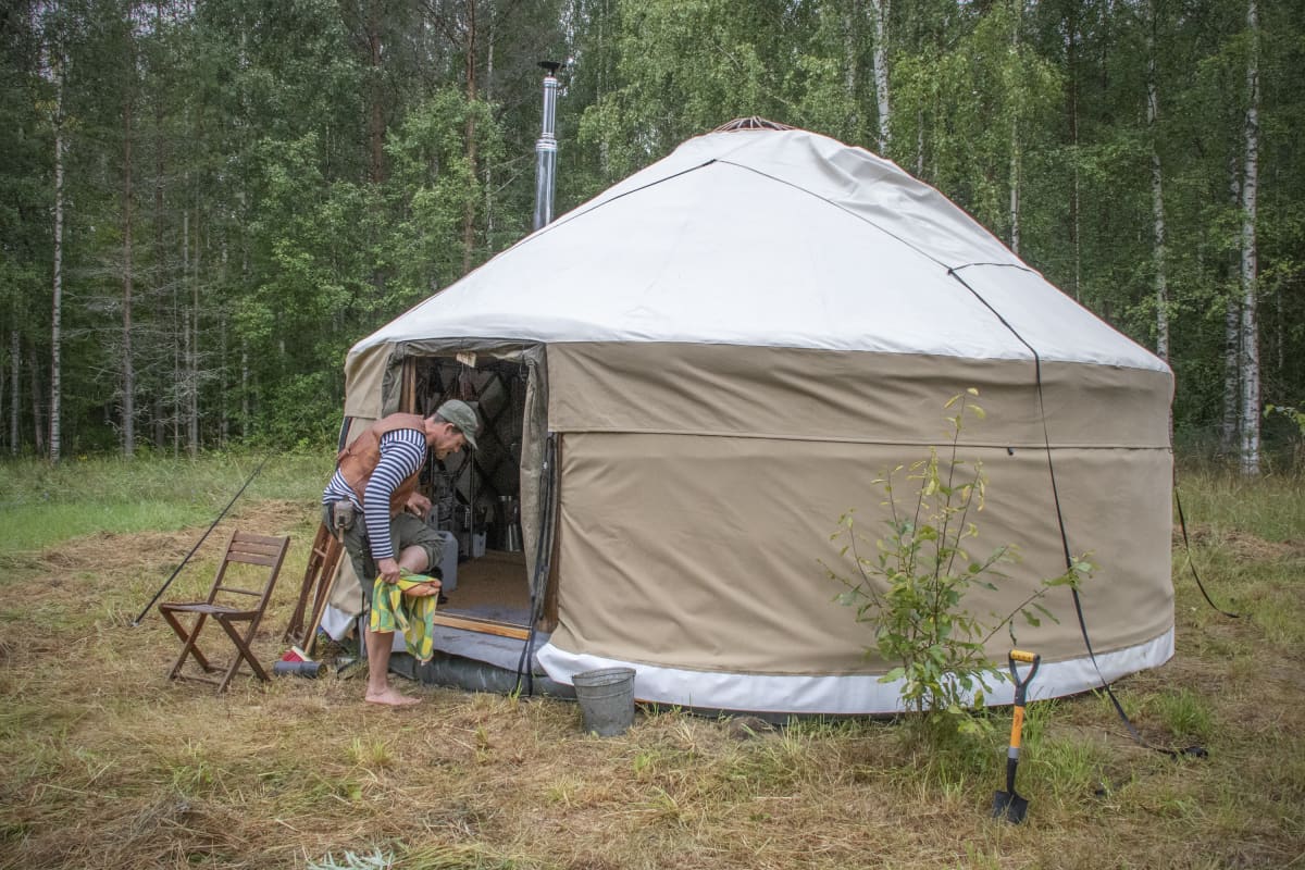 Huck Middeke ja jurtta ulkoa.