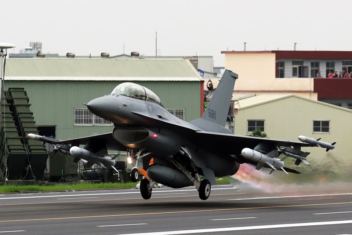 Taiwanin ilmavoimien F-16V -hävittäjä nousee harjoituksessa varalaskupaikalta Changuassa Taiwanissa maaliskuussa 2019.