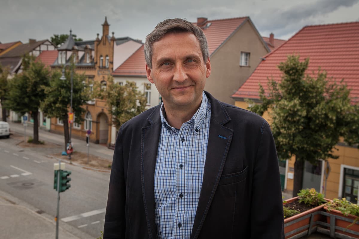 Michael Knape on Treuenbrietzenin pormestari. Hän sanoo Saksan politiikan keskittyneen kaupunkikeskusten kehittämiseen ja jättäneen reuna-alueet katveeseen.