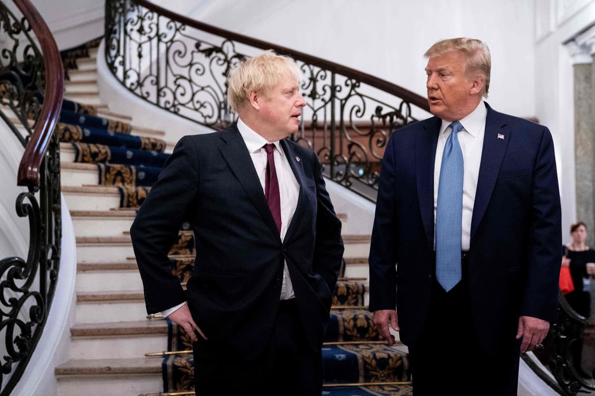 Yhdysvaltojen presidentti Donald Trump ja Britannian pääministeri Boris Johnson kahdenvälisessä tapaamisessa Ranskan G7-kokouksessa.