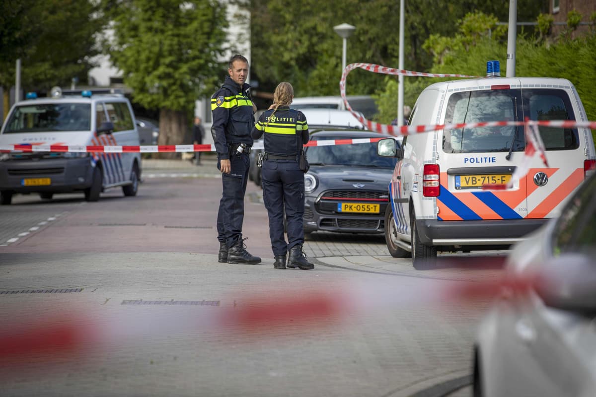 Poliisit eristivät ampumapaikan.
