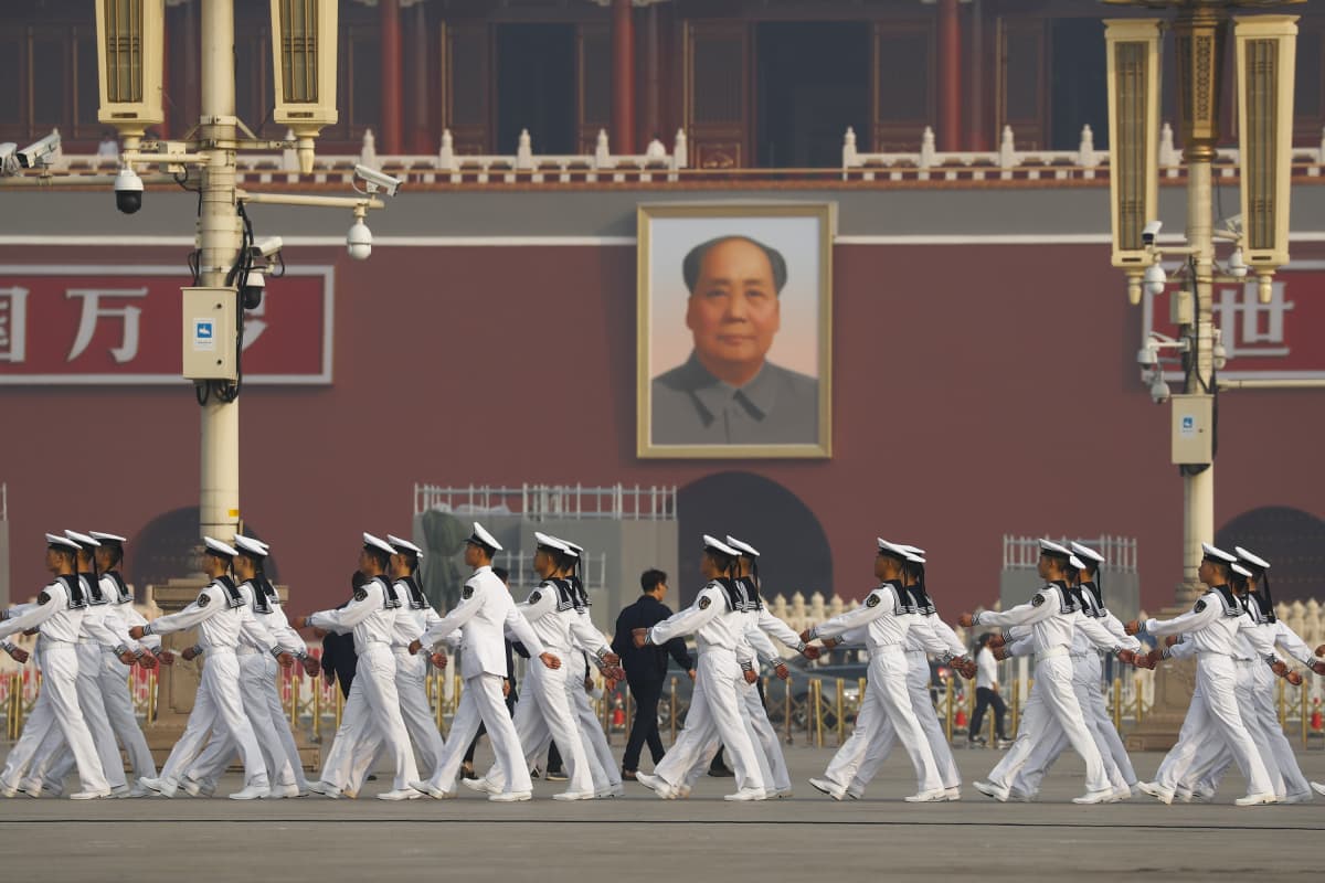 Sotilaat marssivat Tiananmenin aukiolla ennen seppeleenlaskuseremoniaa 30. syyskuuta 2019.