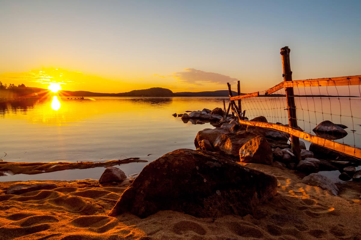 Keskiyön aurinko Inarijärvellä.