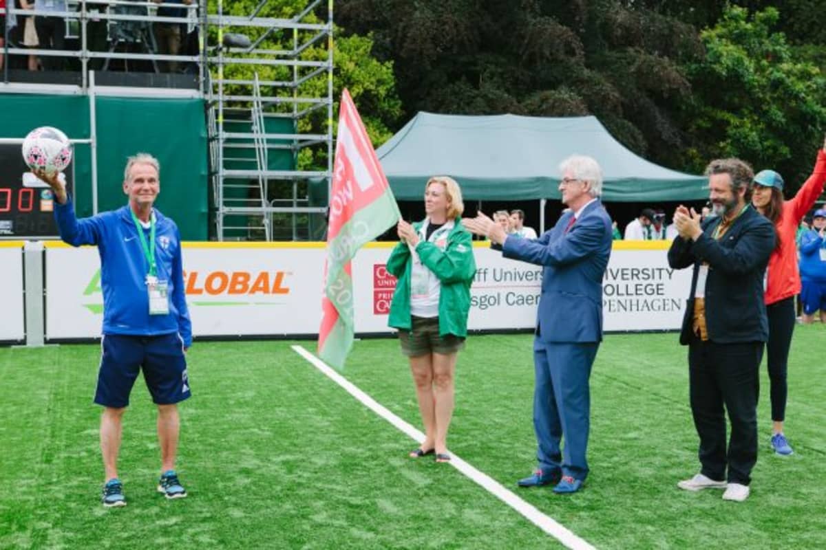 Ari Huldén asunnottomien jalkapallon MM-kisoissa Cardiffissa.