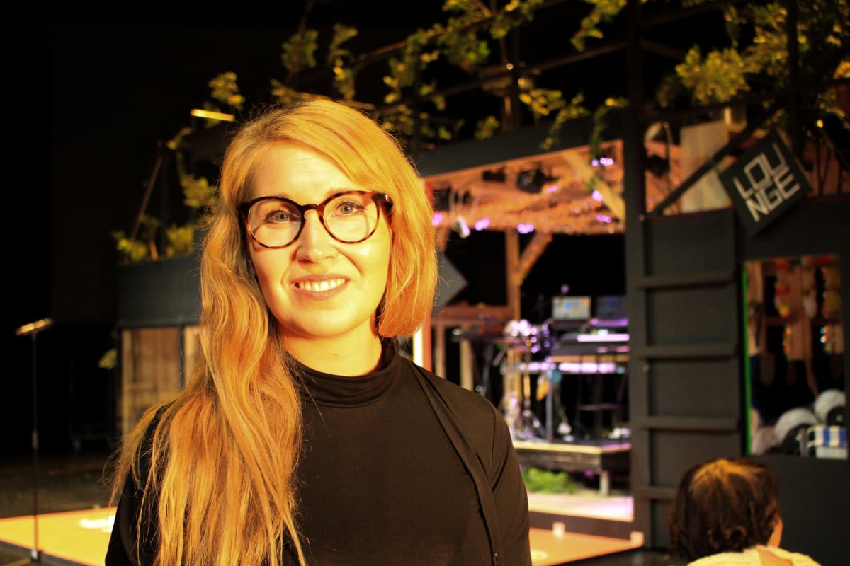 Ohjaaja Linda Wallgren Juhannustanssien harjoituksissa.