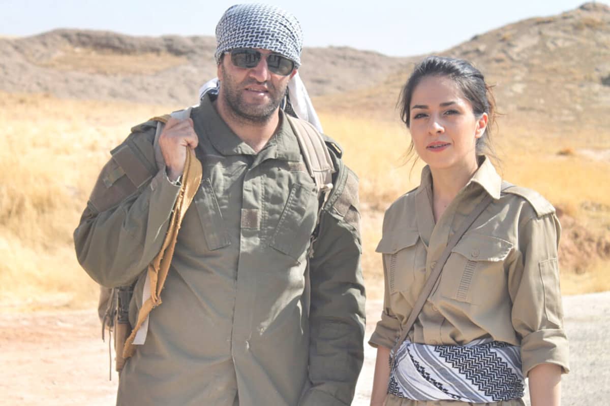 Razabi ja Samadi Irakissa. He ovat Peshmerga-asuissa