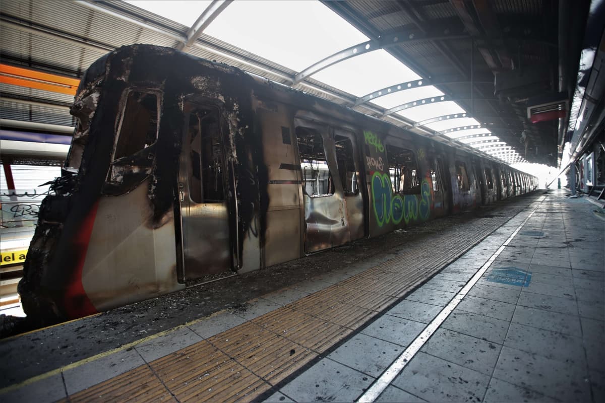 Pahoin palanut metro Elisa Correan asemalla Santiagossa.