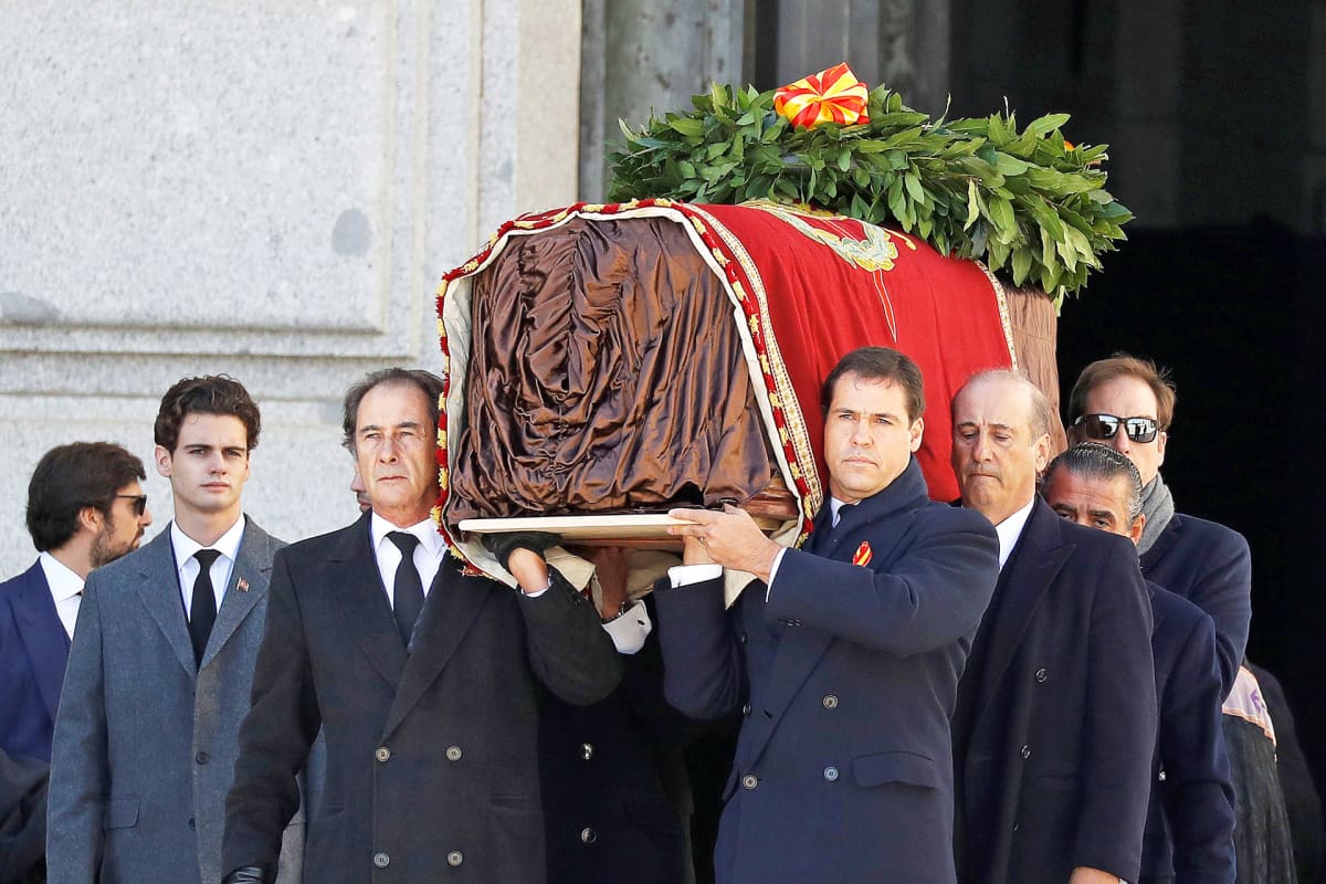 Francisco Francon sukulaiset kantoivat arkun mausoleumista.