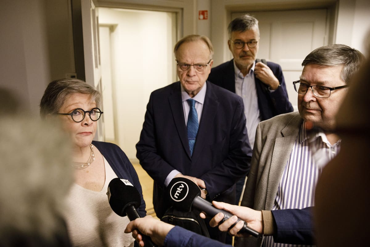 Postin työkiistan ratkaisemista tukemaan pyydetyt selvityshenkilöt, PAM:n entinen puheenjohtaja Ann Selin, SAK:n entinen puheenjohtaja ja ex-ministeri Lauri Ihalainen, eläköitynyt EK:n työmarkkinajohtaja Lasse Laatunen (oik.) sekä entinen valtakunnansovittelija Jukka Ahtela (taustalla) valtakunnansovittelijan toimistolla lauantaina 23. marraskuuta.