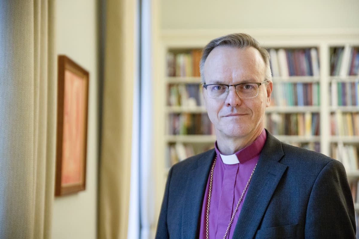 Arkkipiispa Tapio Luoma työhuoneessaan