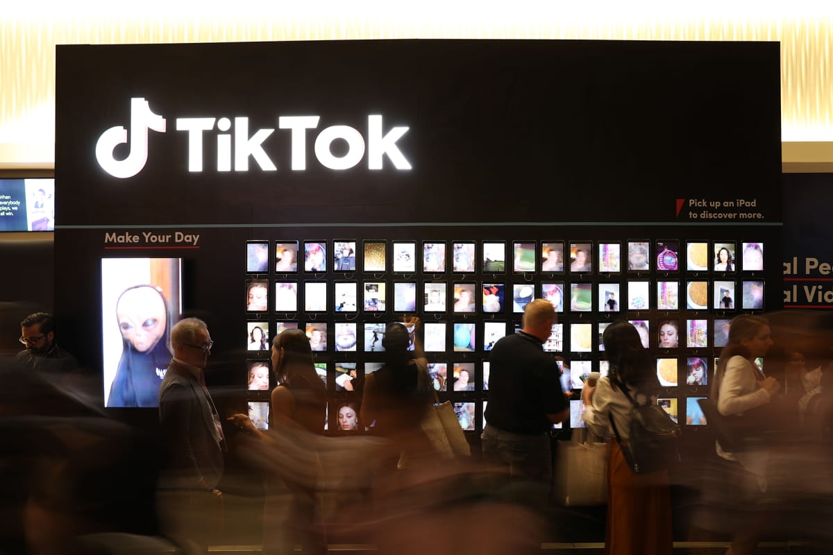 Tiktokin videoseinä New Yorkissa.